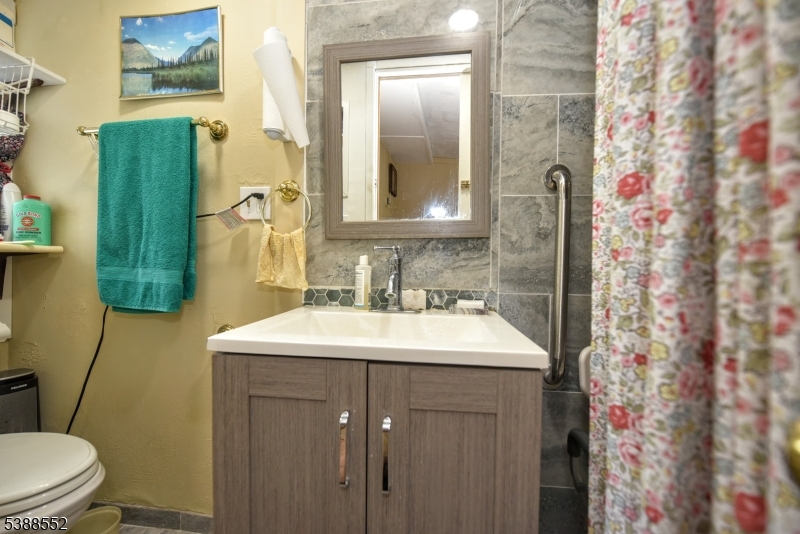 435 Northern Parkway Ridgewood, NJ 07450 - Photo 15 of 22 a bathroom with a sink toilet and shower