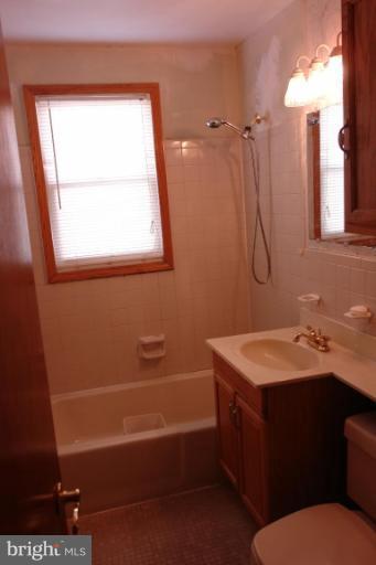 3306 Sollers Point Road Dundalk, MD 21222 - Photo 3 of 17 Bath #1