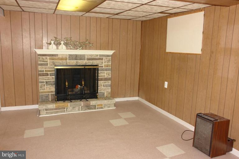 3306 Sollers Point Road Dundalk, MD 21222 - Photo 8 of 17 Family Room