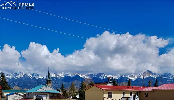 a view of a houses with a big yard