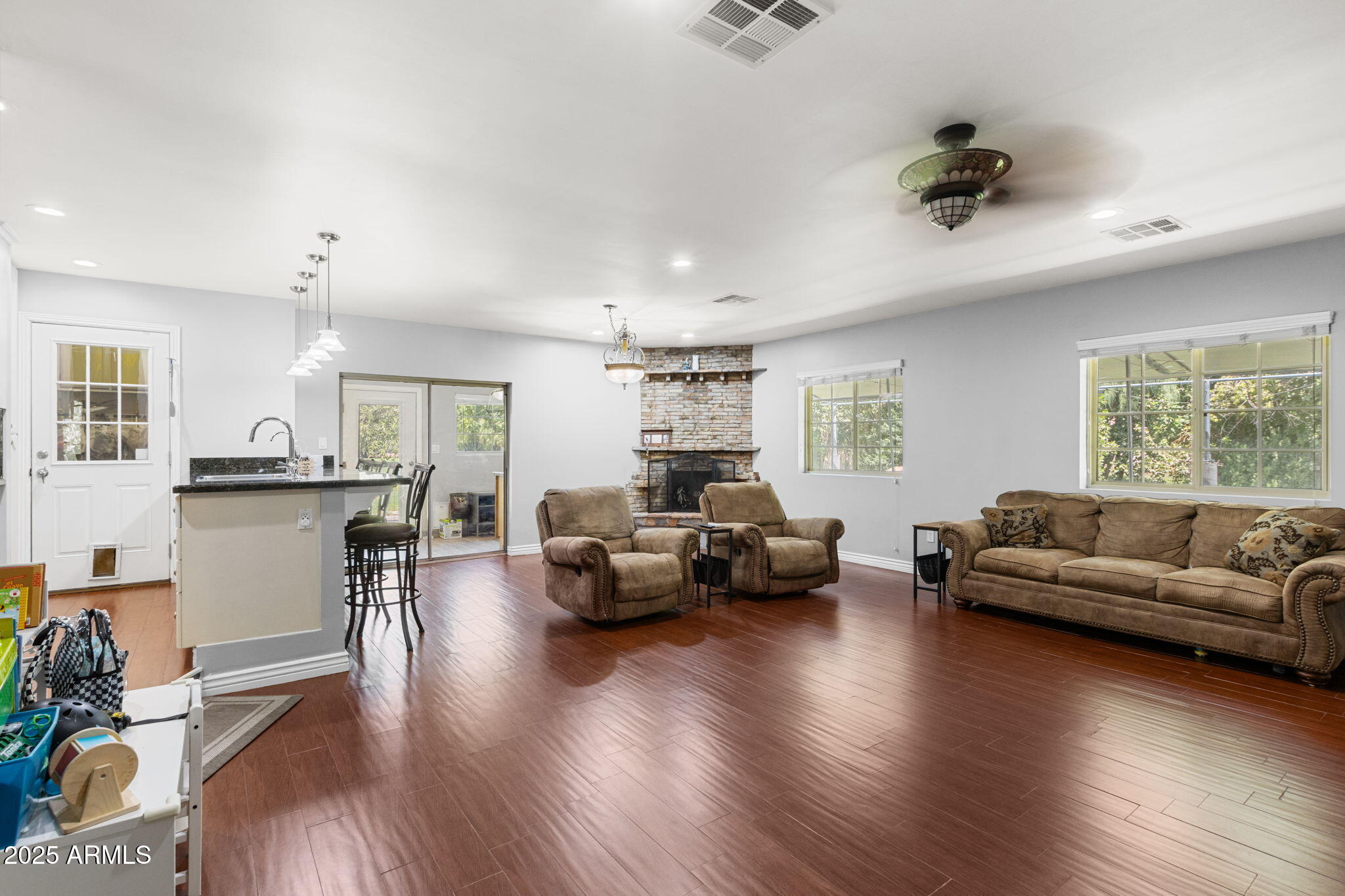 6548 West Baseline Road Laveen, AZ 85339 - Photo 16 of 60 Large Living room