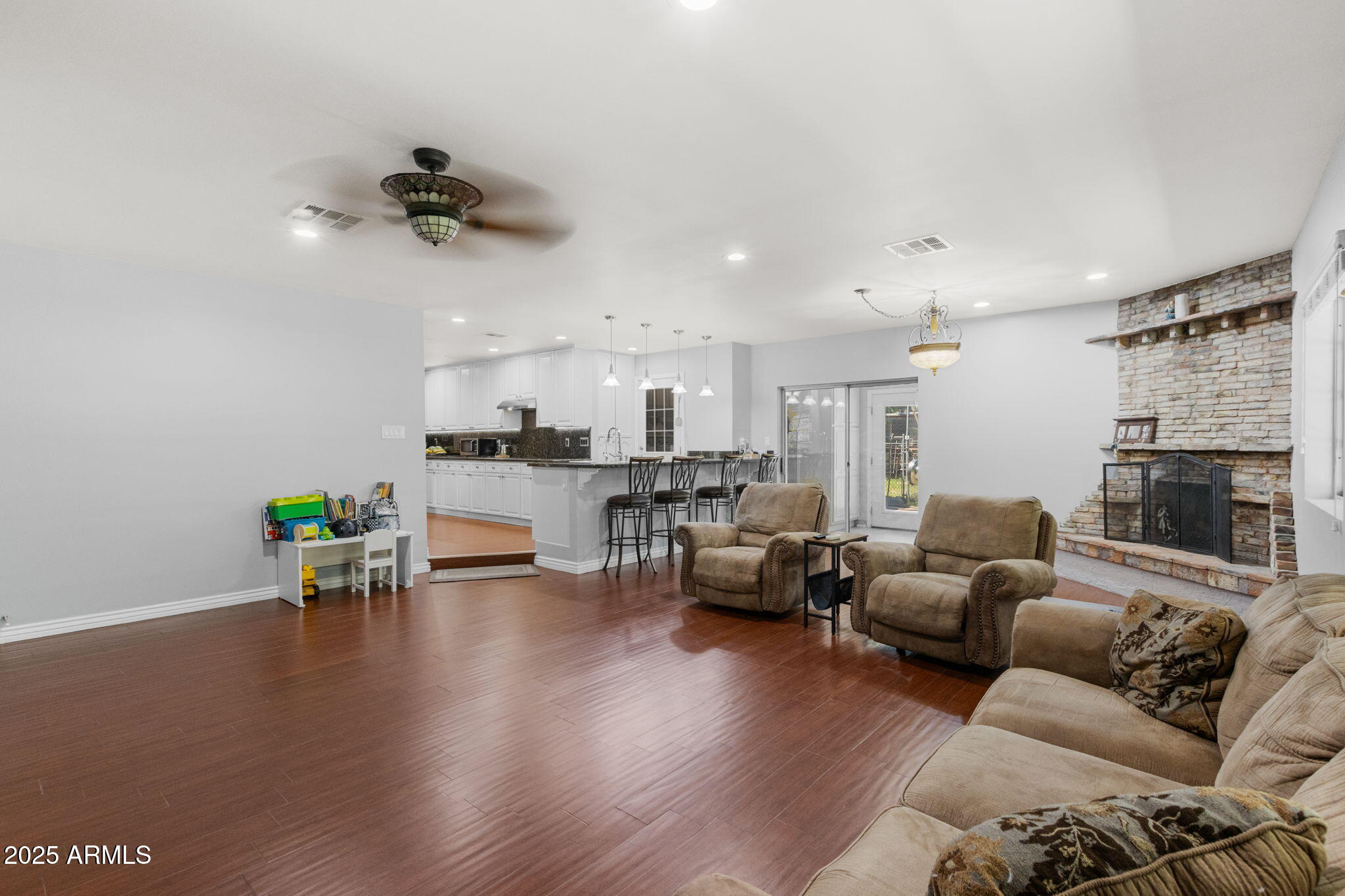 6548 West Baseline Road Laveen, AZ 85339 - Photo 17 of 60 Large Living room