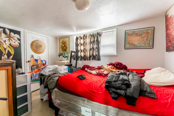 a bed room with a bed and a closet