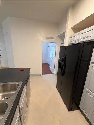 en empty room with windows and ceiling fan