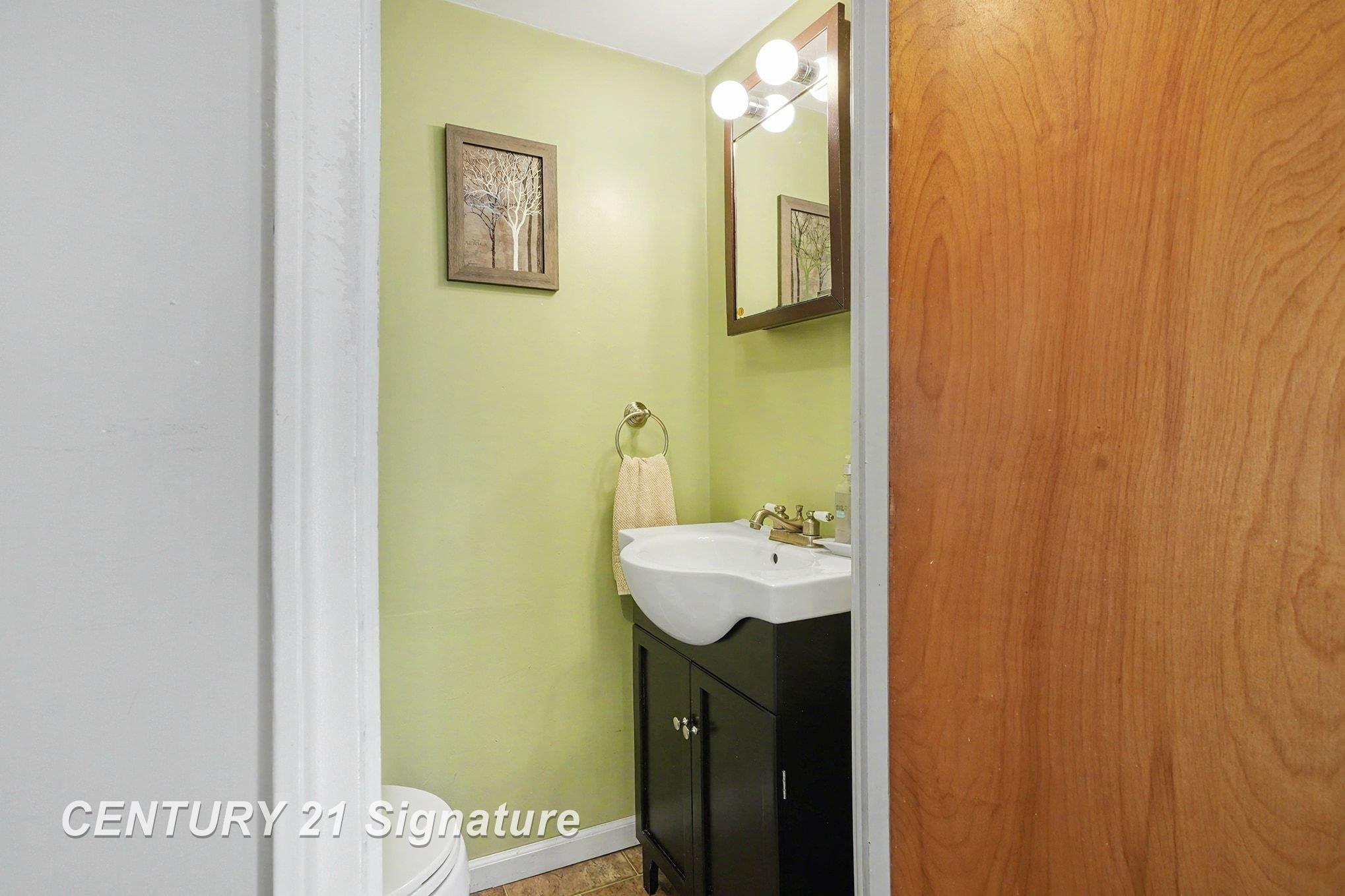 3105 East Stewart Road Midland, MI 48640 - Photo 9 of 40 Half Bathroom