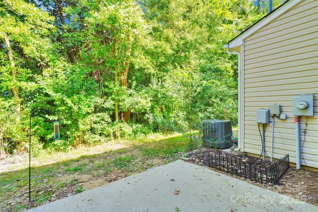 a view of a backyard with pathway