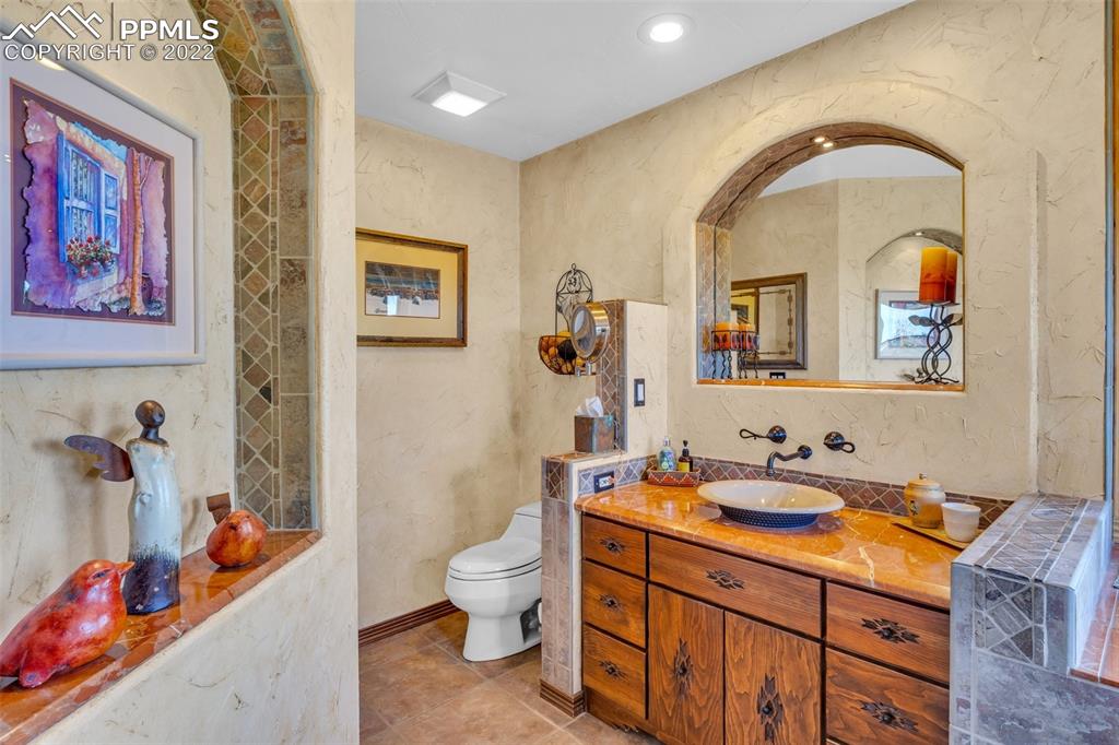 620 Crestview Drive Florence, CO 81226 - Photo 18 of 49 a spacious bathroom with 2 sink bathtub and a toilet