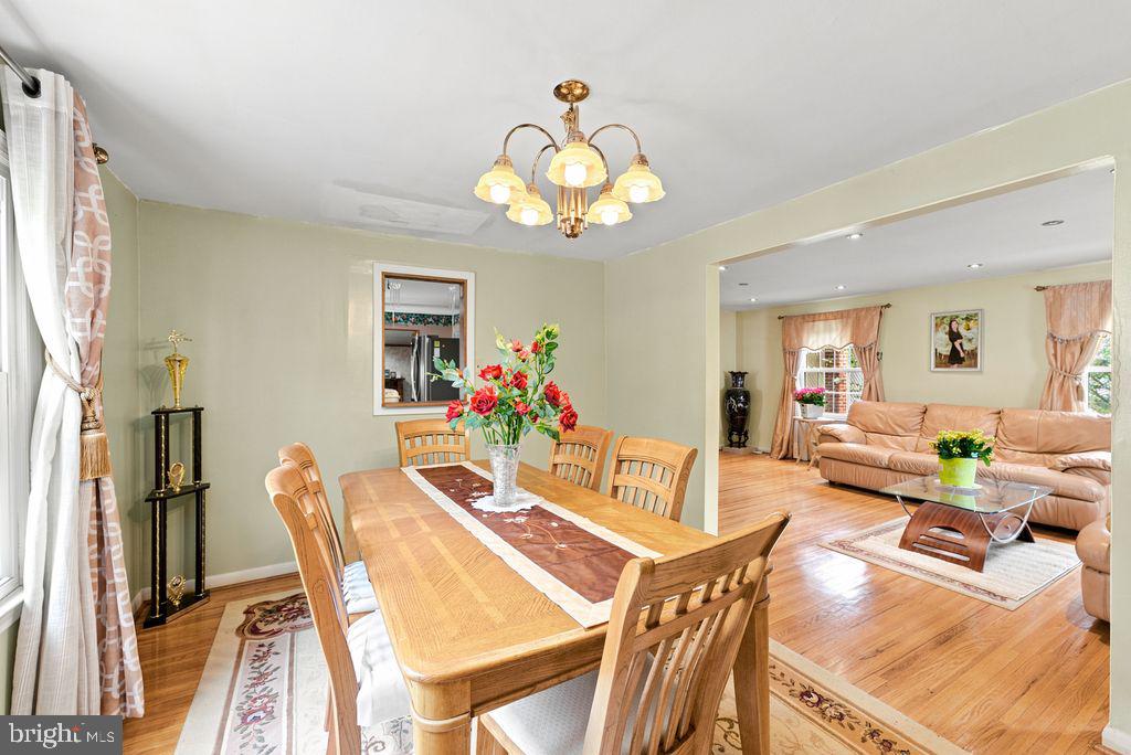 557 Covered Bridge Road Cherry Hill, NJ 08034 - Photo 7 of 43 Bright dining space with elegant charm.