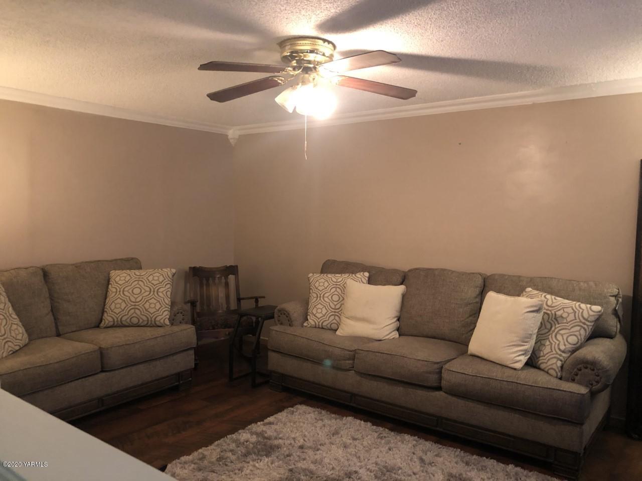 796 East Allen Road Sunnyside, WA 98944 - Photo 2 of 15 a living room with furniture and a rug
