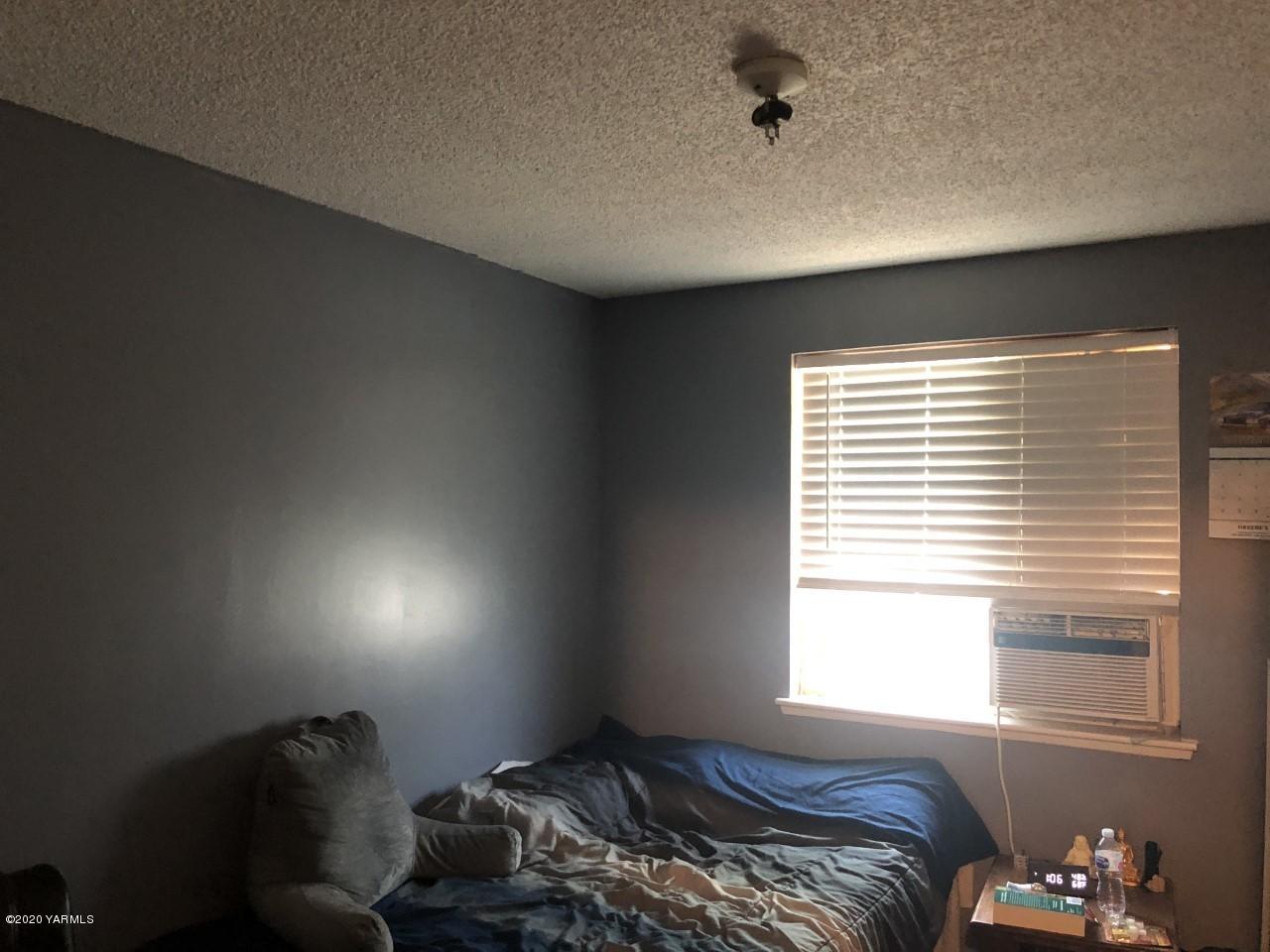 796 East Allen Road Sunnyside, WA 98944 - Photo 11 of 15 a bedroom with a bed and window