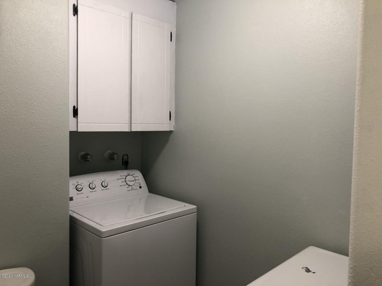 796 East Allen Road Sunnyside, WA 98944 - Photo 12 of 15 a utility room with dryer and washer