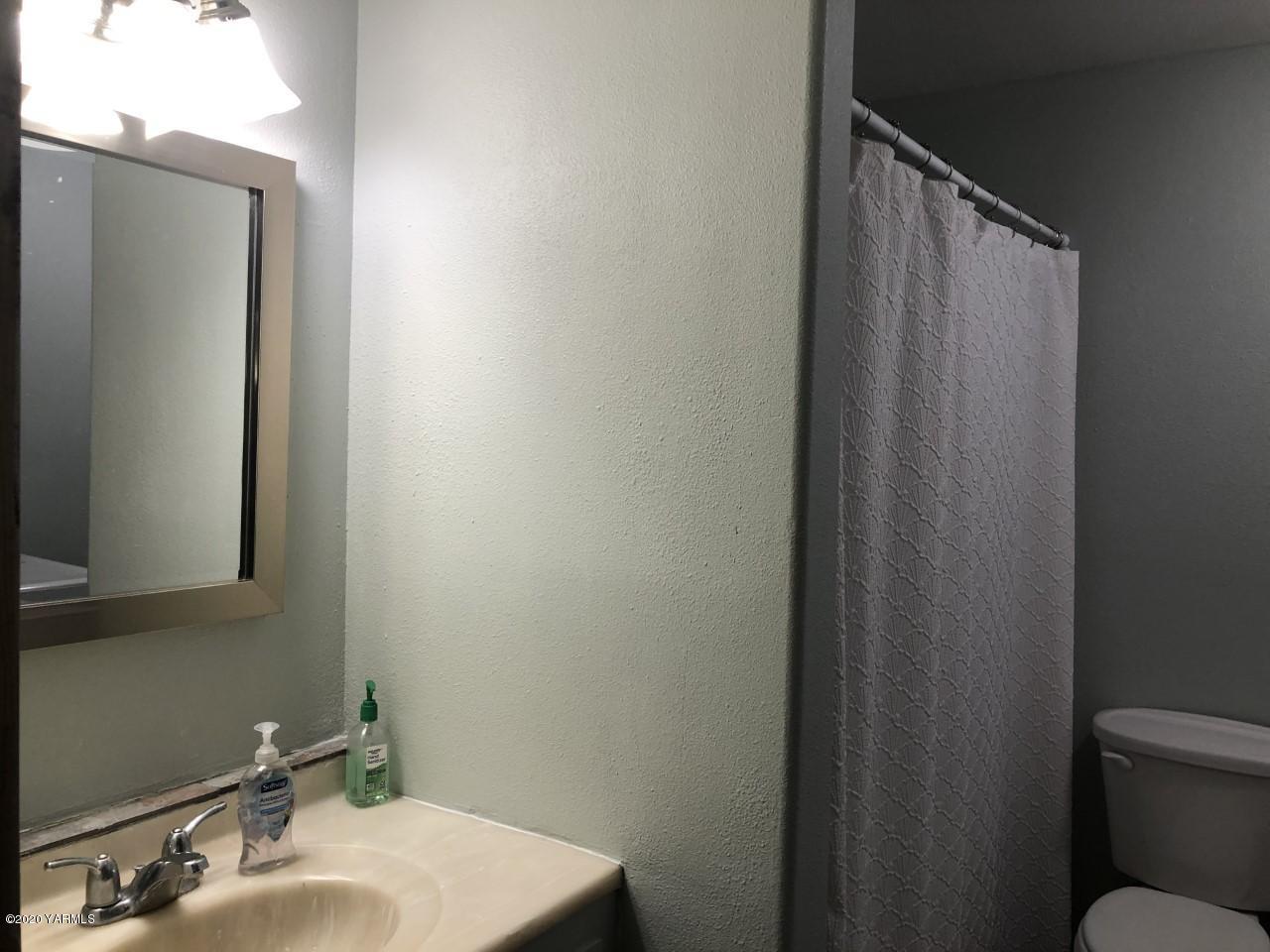 796 East Allen Road Sunnyside, WA 98944 - Photo 14 of 15 a bathroom with a sink and a mirror