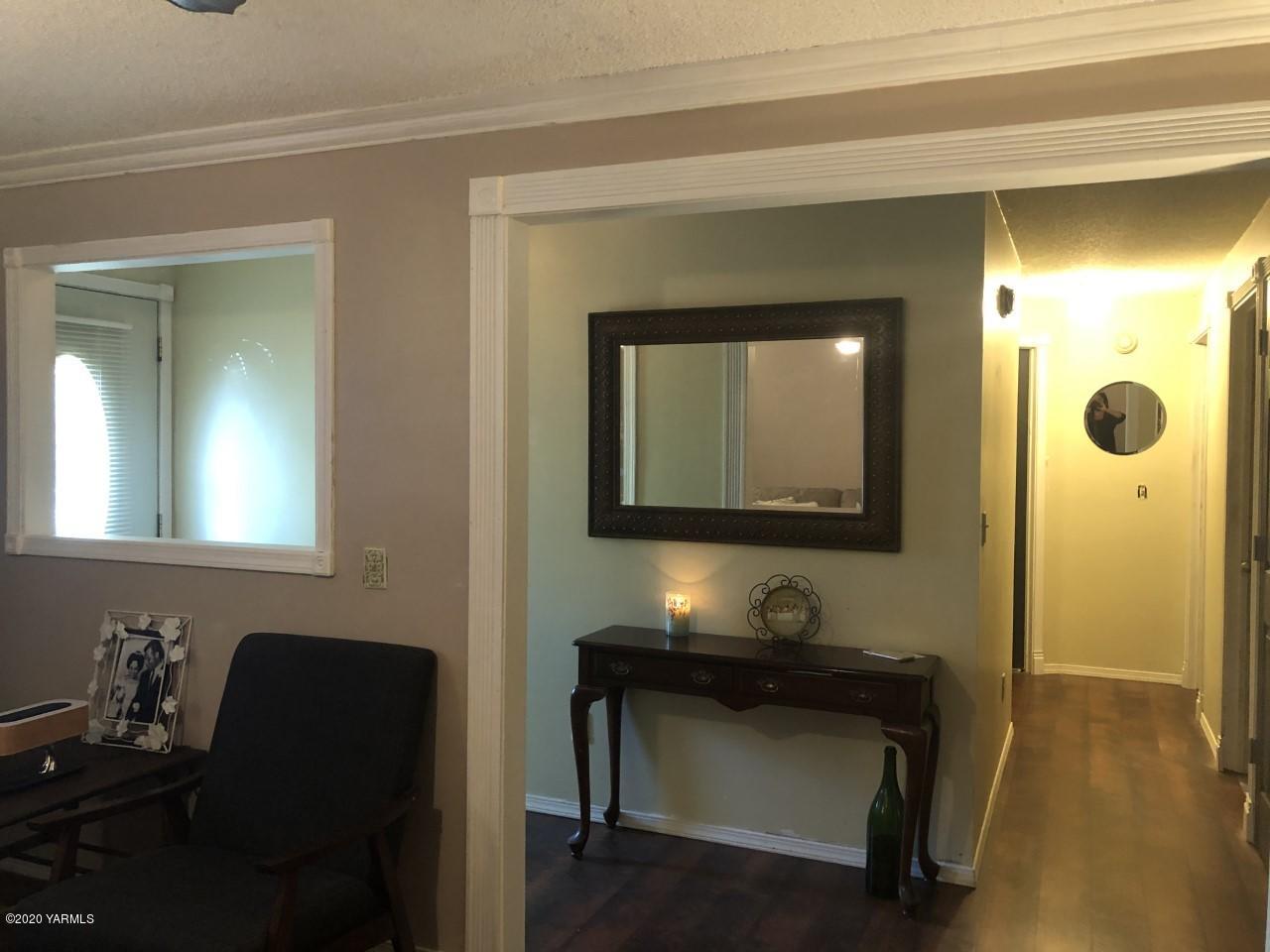 796 East Allen Road Sunnyside, WA 98944 - Photo 3 of 15 a bathroom with a sink and a mirror