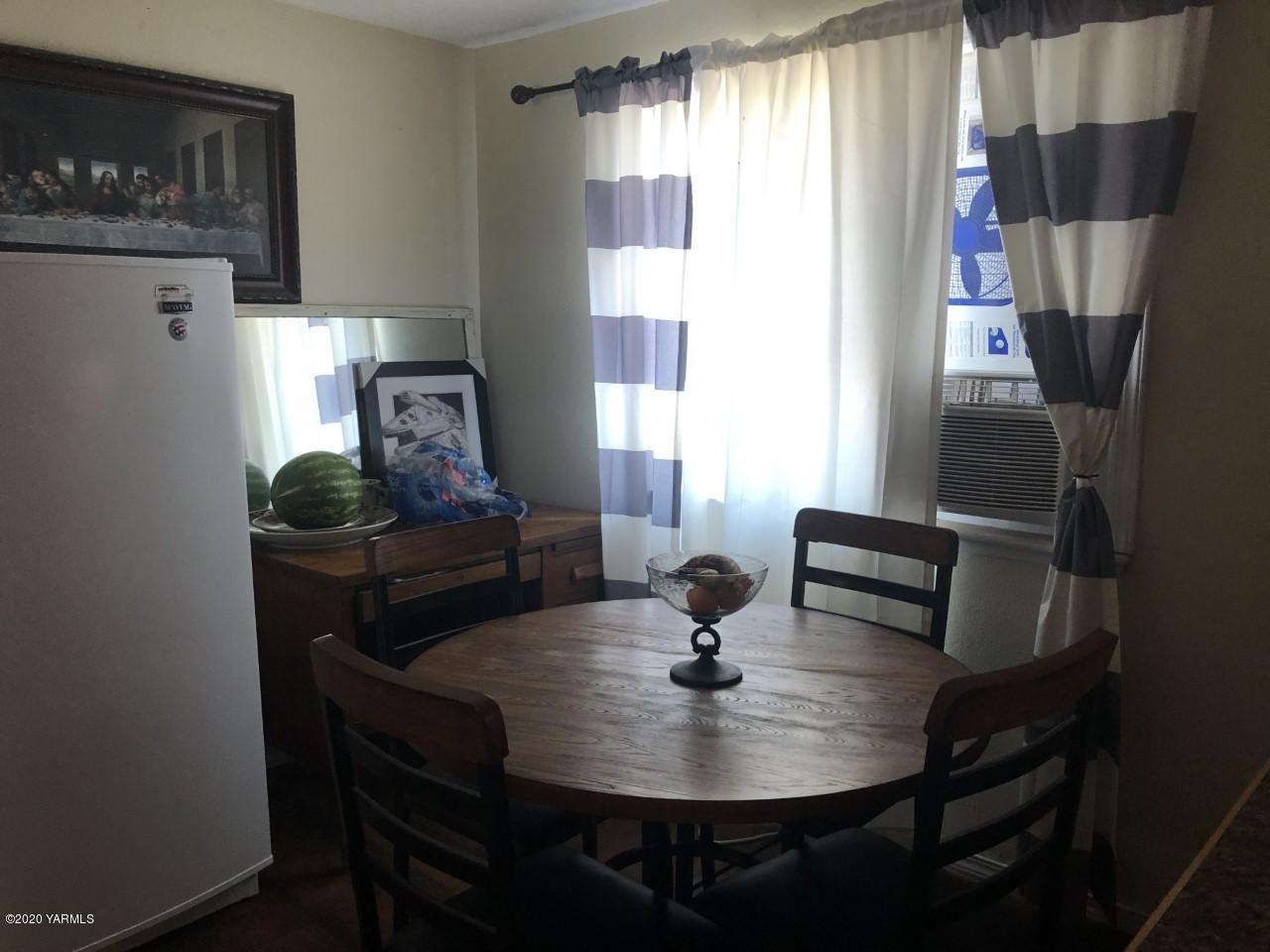 796 East Allen Road Sunnyside, WA 98944 - Photo 4 of 15 a dining room with furniture and window