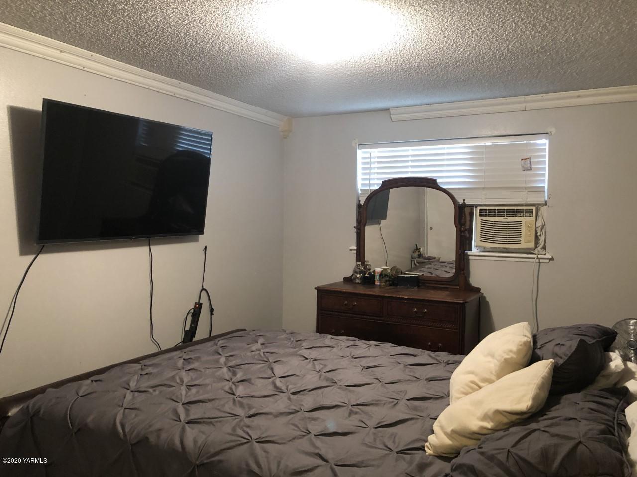 796 East Allen Road Sunnyside, WA 98944 - Photo 9 of 15 a bedroom with a bed and a television