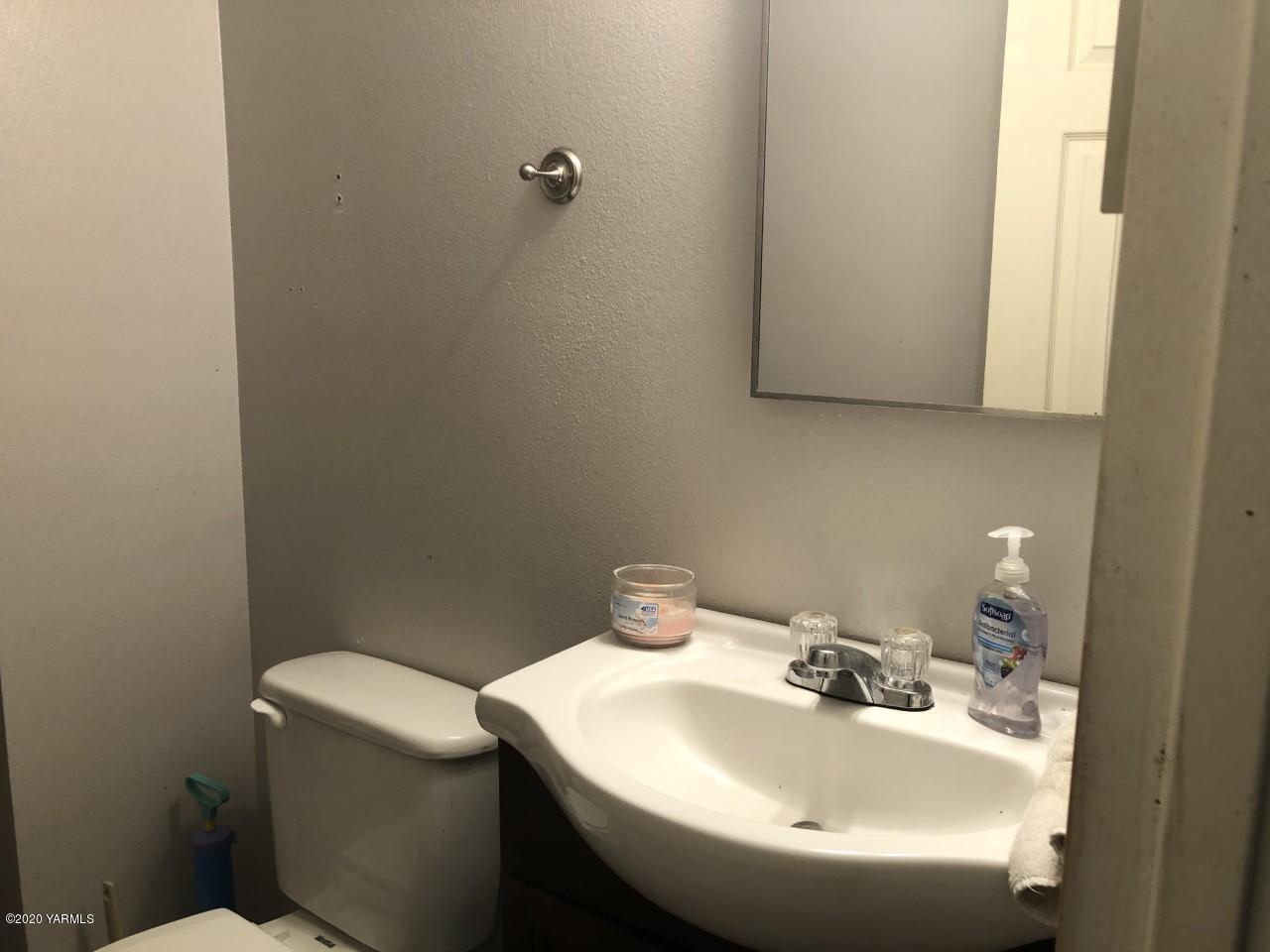 796 East Allen Road Sunnyside, WA 98944 - Photo 10 of 15 a bathroom with a sink and a toilet