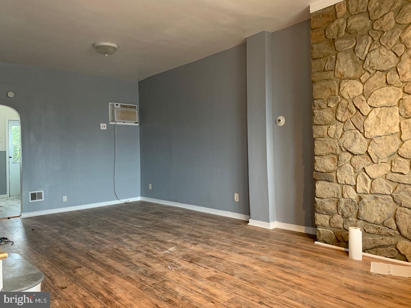 5734 Keystone Street Philadelphia, PA 19135 - Photo 2 of 12 livingrm