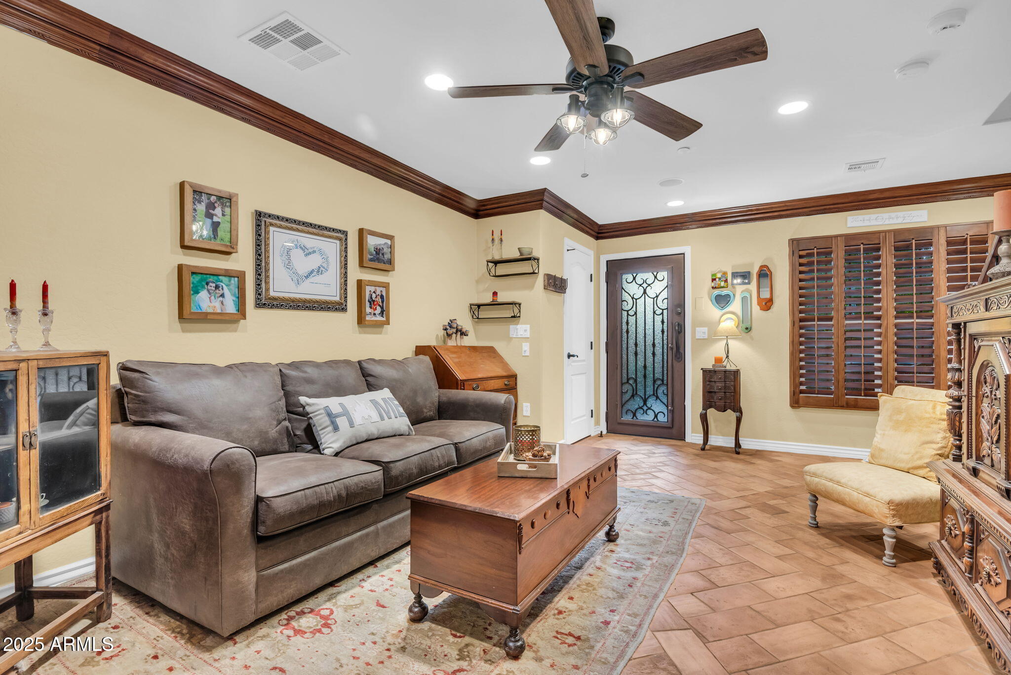 2458 East Roma Avenue Phoenix, AZ 85016 - Photo 4 of 26 Living Room