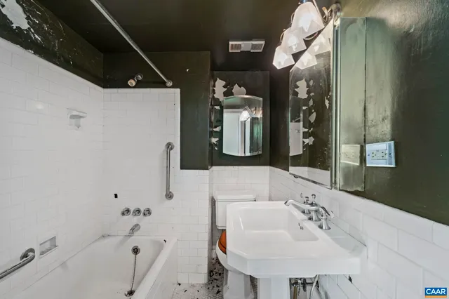 $195,000 | 500 Court Square, Unit 406, Charlottesville, VA 22902