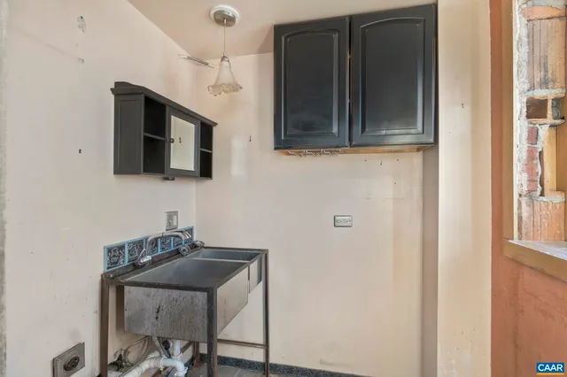 $195,000 | 500 Court Square, Unit 406, Charlottesville, VA 22902