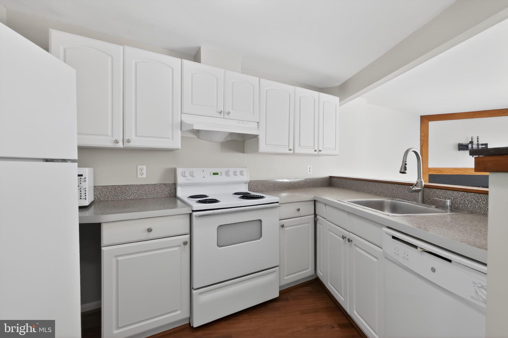 11186 Silentwood Lane Reston, VA 20191 - Photo 4 of 26