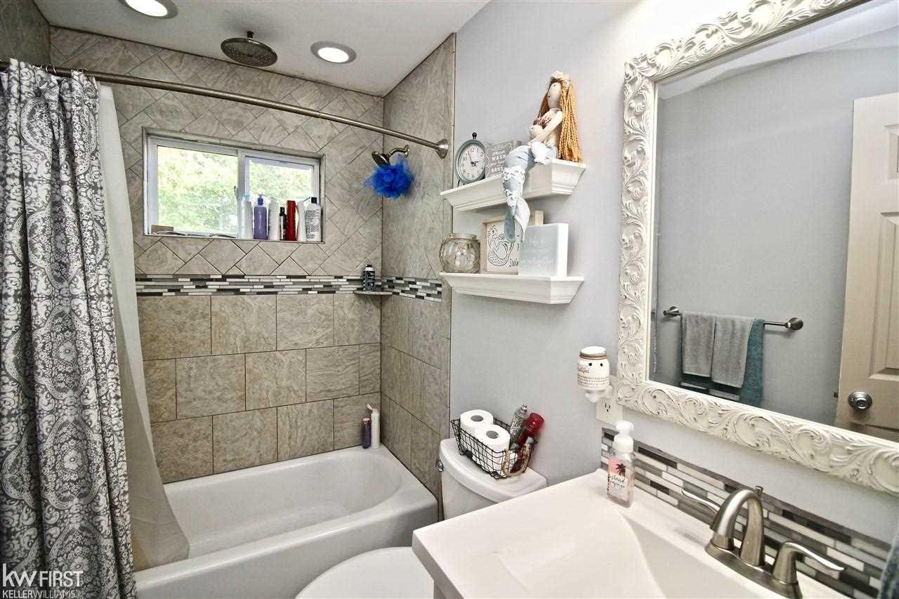 4088 North Belsay Road Flint, MI 48506 - Photo 9 of 16 21489825-8.JPG