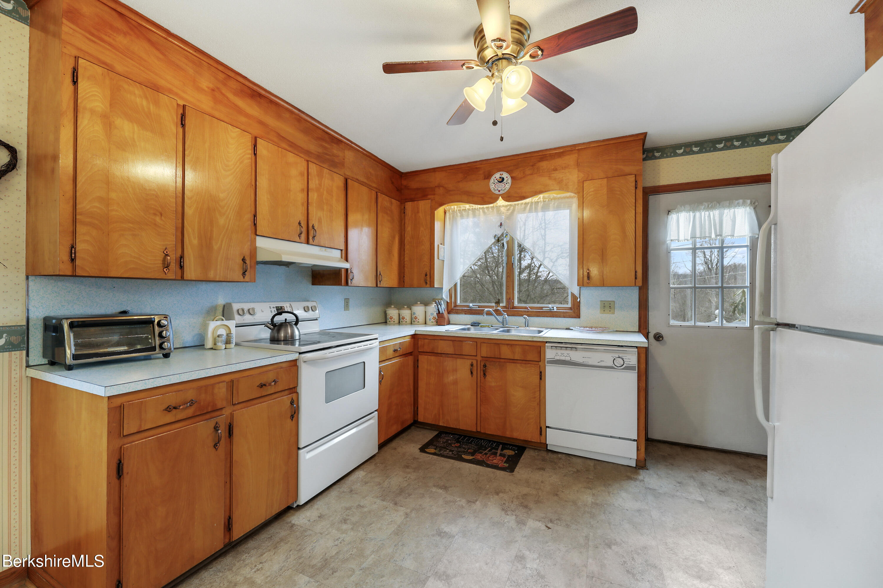 350 New Lenox Road Lenox, MA 01240 - Photo 8 of 23 350 New Lenox 9-Kitchen