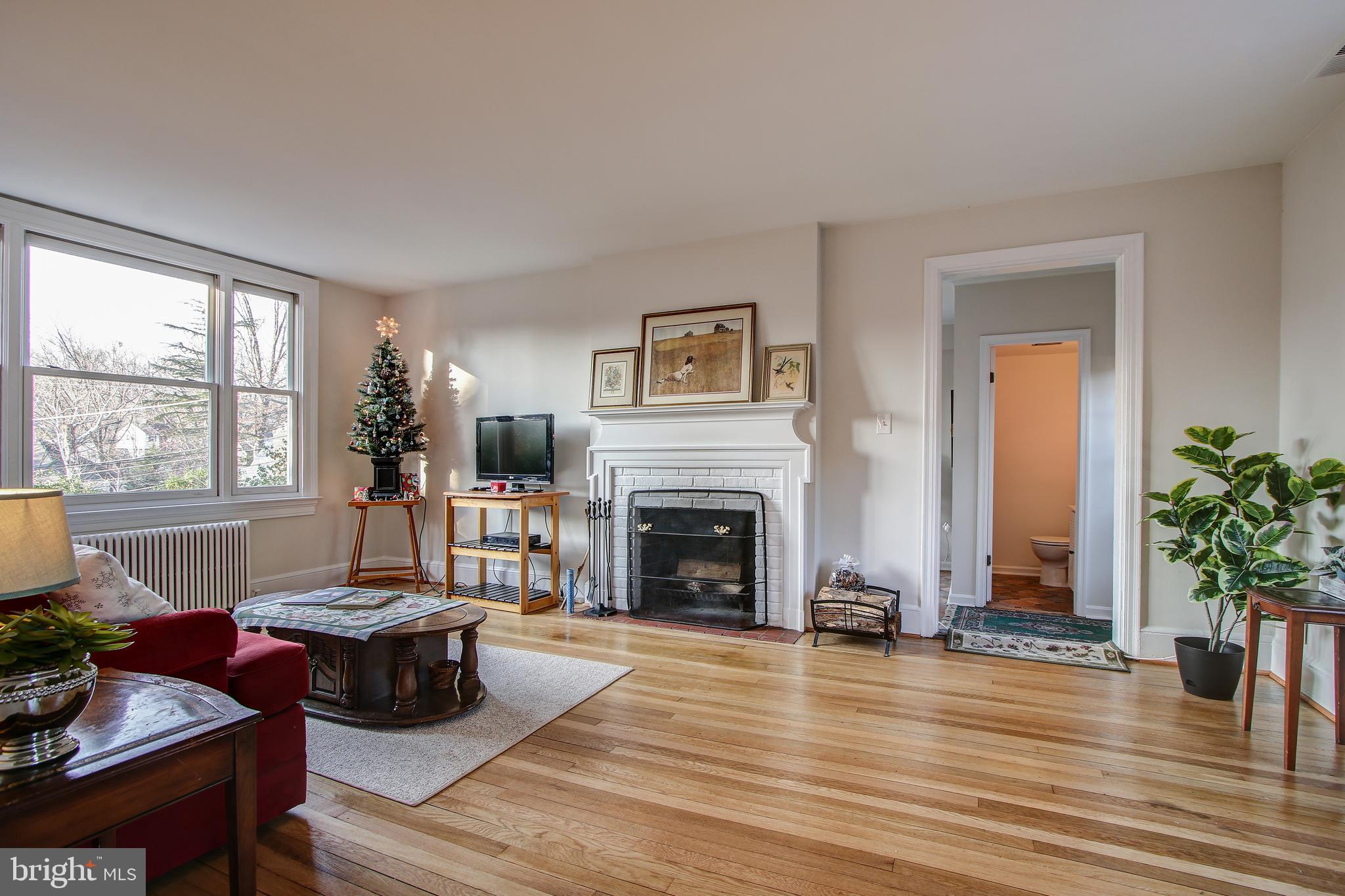 9418 Thornhill Road Silver Spring, MD 20901 - Photo 5 of 33