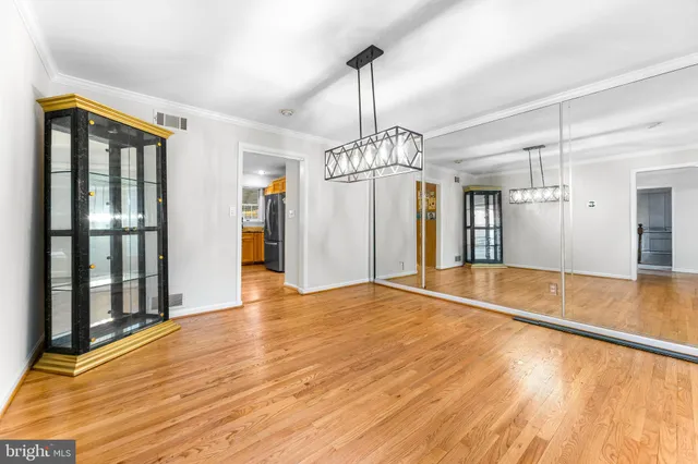 $950,000 | 6 Jonathans Court, Cockeysville, MD 21030