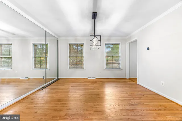 $950,000 | 6 Jonathans Court, Cockeysville, MD 21030