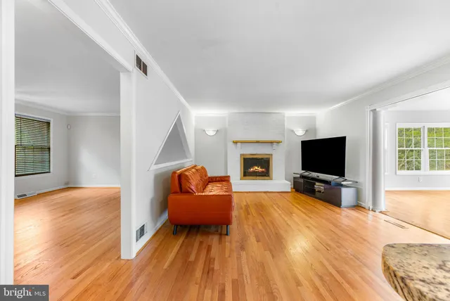 $950,000 | 6 Jonathans Court, Cockeysville, MD 21030