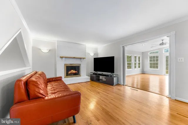 $950,000 | 6 Jonathans Court, Cockeysville, MD 21030