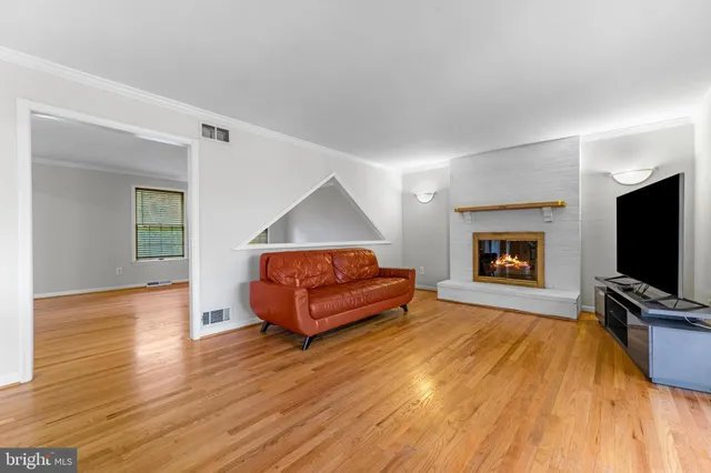 $950,000 | 6 Jonathans Court, Cockeysville, MD 21030