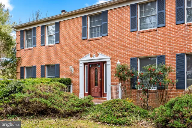 $950,000 | 6 Jonathans Court, Cockeysville, MD 21030