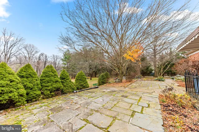 $950,000 | 6 Jonathans Court, Cockeysville, MD 21030