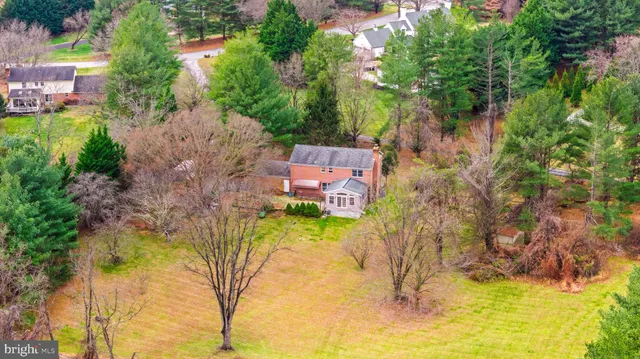 $950,000 | 6 Jonathans Court, Cockeysville, MD 21030