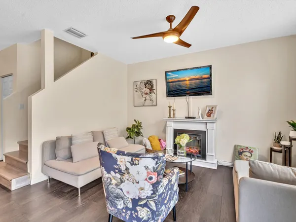 $4,000 | 20930 Vía Azalea, Unit 5, Boca Raton, FL 33428