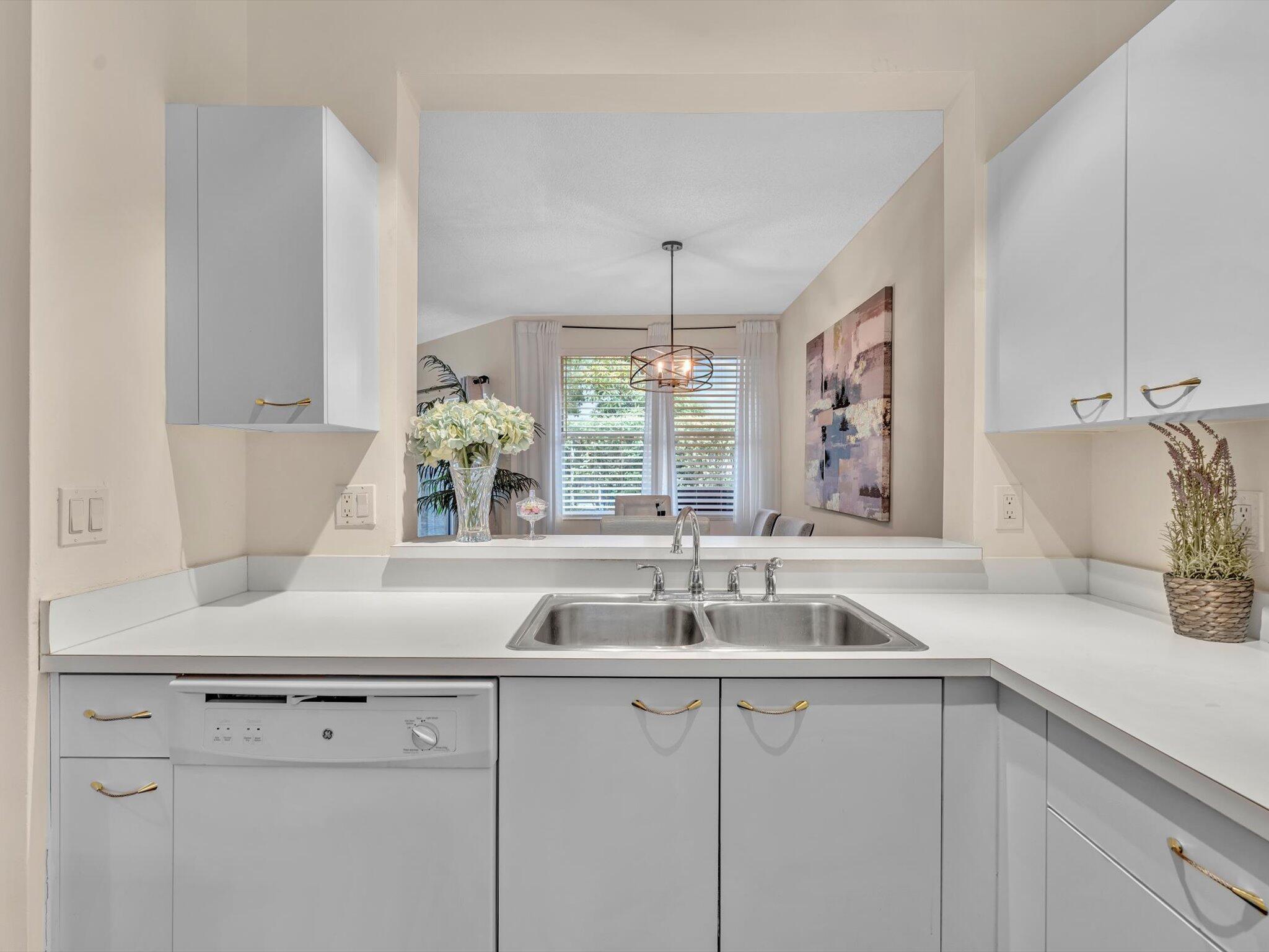 20930 Vía Azalea, Unit 5 Boca Raton, FL 33428 - Photo 6 of 37 Kitchen