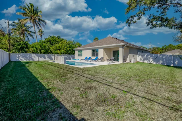 a view of house with a big yard