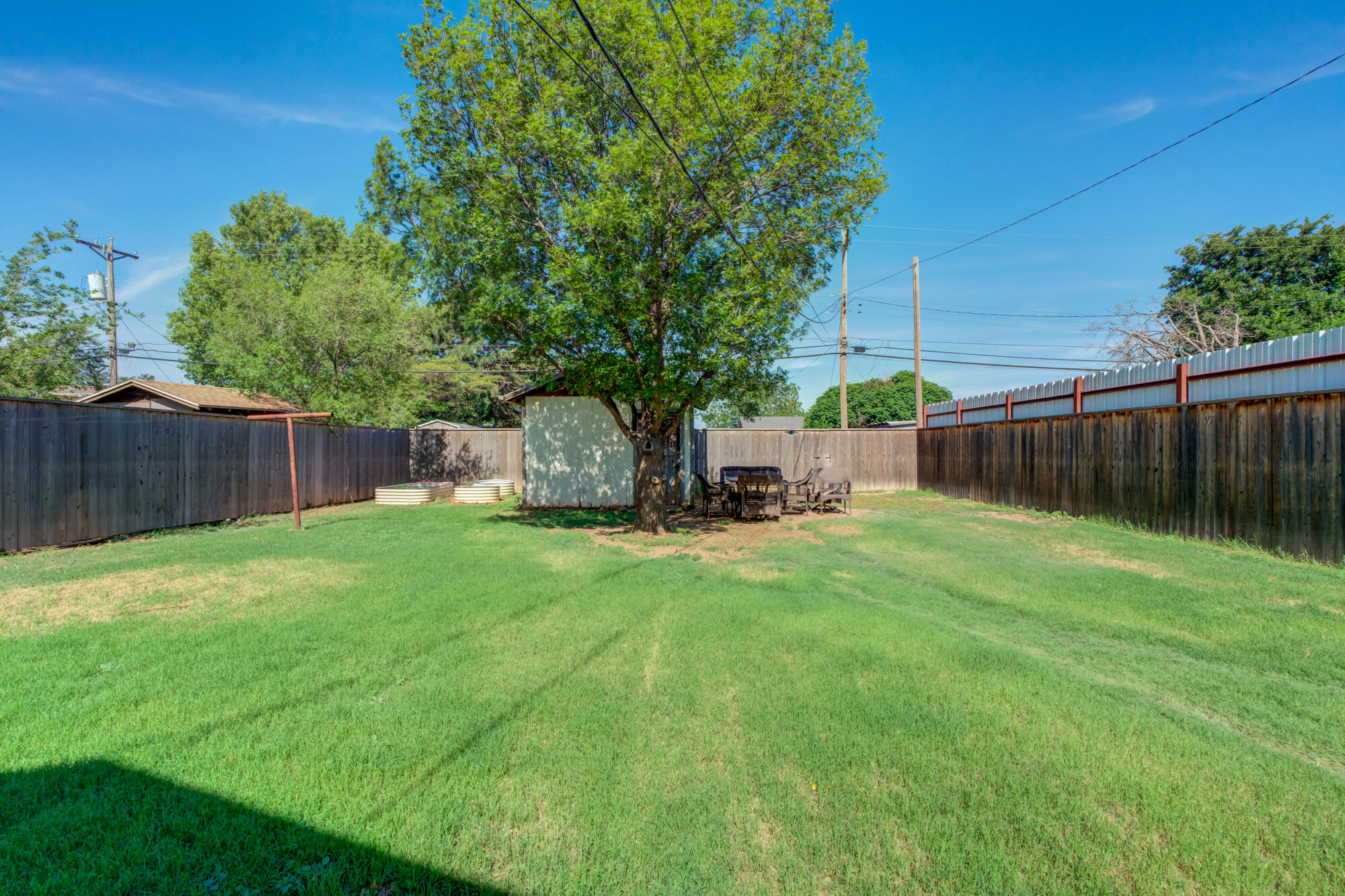 811 Borger Plainview, TX 79072 - Photo 31 of 32 811-Borger_Plainview-TX_31_Backyard