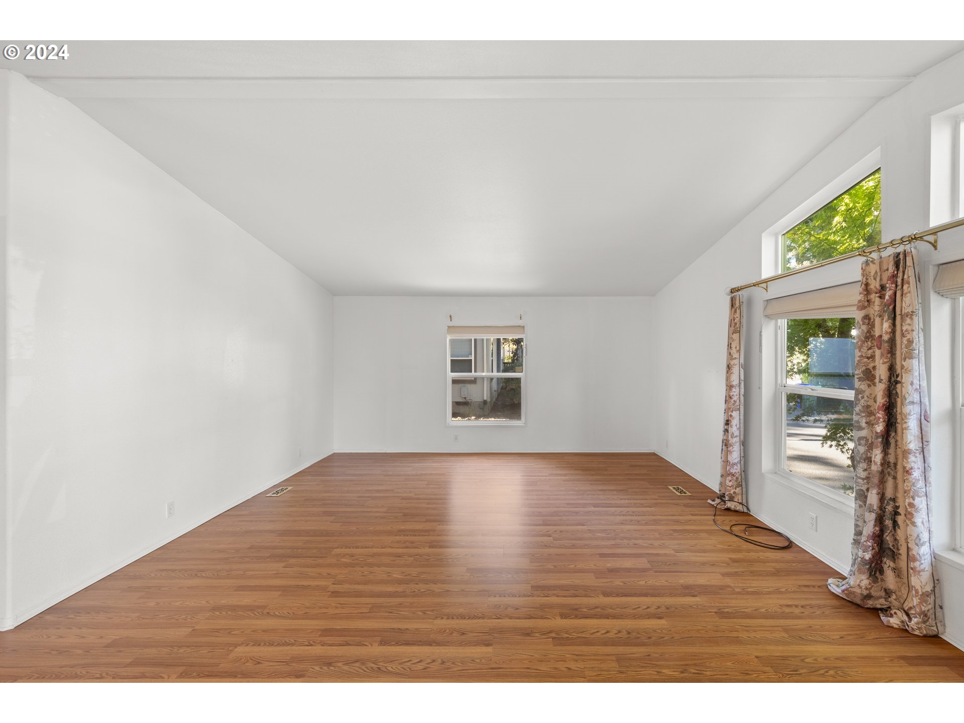 13244 Southeast Reedway Place Portland, OR 97236 - Photo 8 of 47 Gallery Image 8