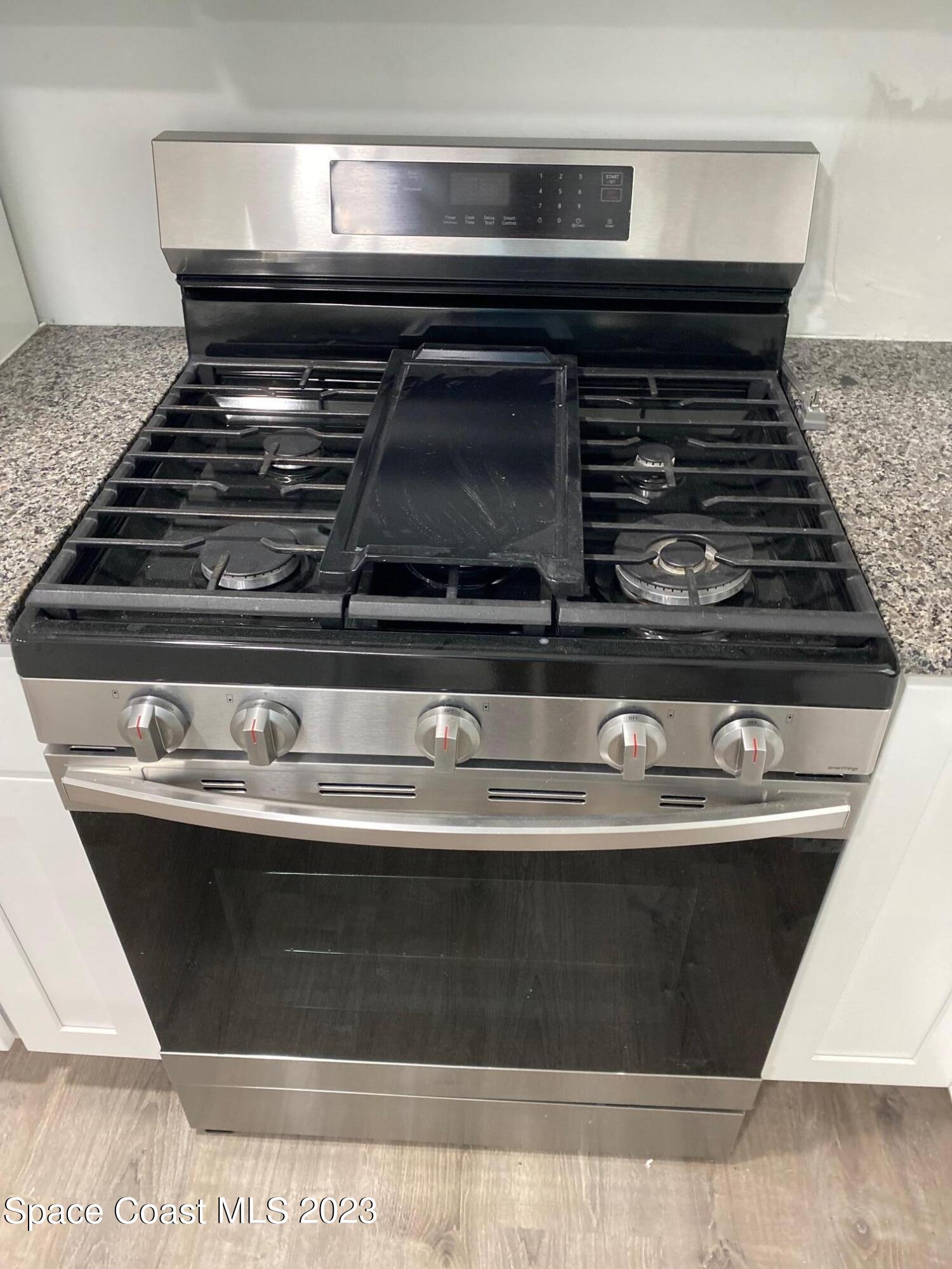 2944 Century Oaks Circle Malabar, FL 32950 - Photo 9 of 16 a close view of stove