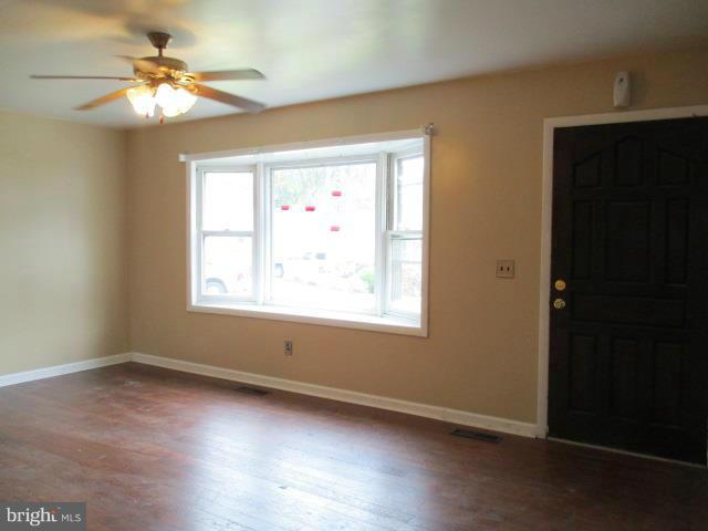 2400 Oak Manor Road Baltimore, MD 21219 - Photo 3 of 21 Living Room