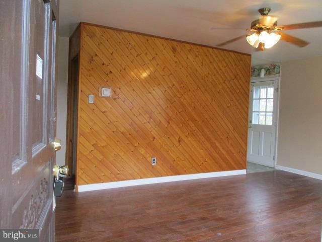 2400 Oak Manor Road Baltimore, MD 21219 - Photo 4 of 21 Living Room