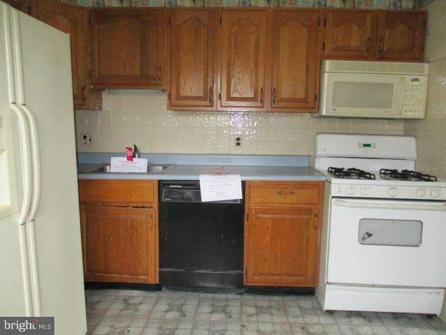 2400 Oak Manor Road Baltimore, MD 21219 - Photo 6 of 21 Kitchen