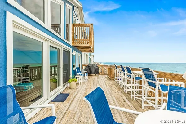 a view of entryway with a front door