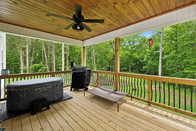 a view of a backyard