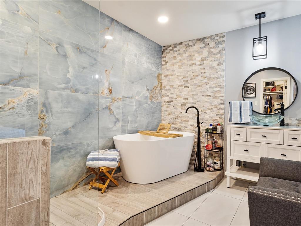108 Sunview Street Sunnyvale, TX 75182 - Photo 4 of 29 a living room with a couch and a stove