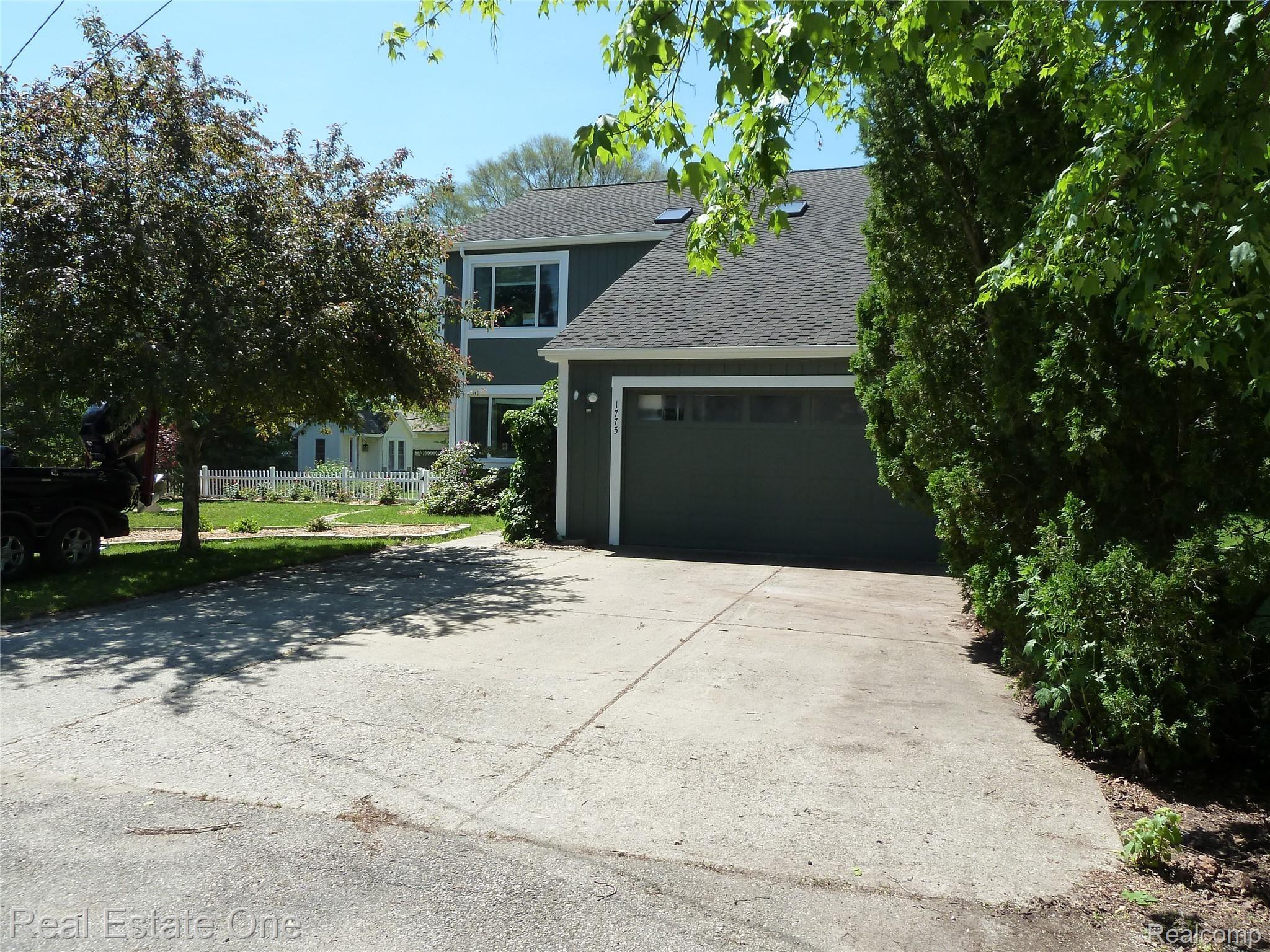 1775 Medler Road Commerce Township, MI 48382 - Photo 32 of 36 Front View of Home with Fresh Paint and New 50-year lifetime Roof!