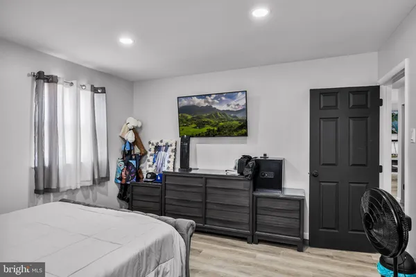 a bedroom with a bed and a flat tv screen